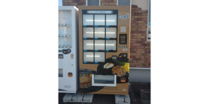 中古冷凍自動販売機/茨城県坂東市/ハンバーグ&ステーキハウス認肉屋 様